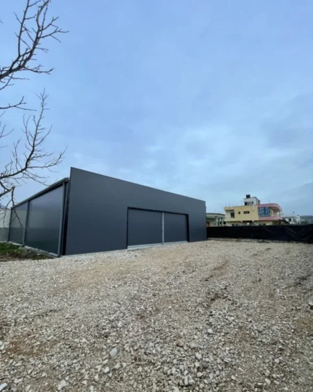 Tirane, jepet me qera magazine Kati 4, 320 m² 1.500 € (Demokracia,Kamez)