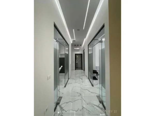 Tirane, jepet me qera ambjent biznesi Kati 1, 113 m² 2.300 € (Komuna Parisit)