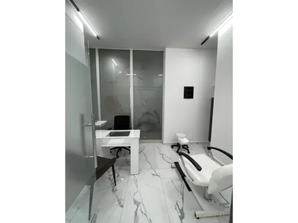 Tirane, jepet me qera ambjent biznesi Kati 1, 113 m² 2.300 € (Komuna Parisit)