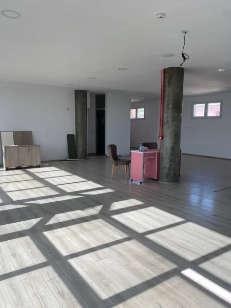 Tirane, jepet me qera ambjent biznesi Kati 2, 140 m² 1.000 € (Paskuqan)