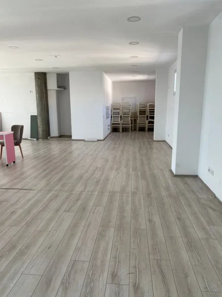 Tirane, jepet me qera ambjent biznesi Kati 2, 140 m² 1.000 € (Paskuqan)