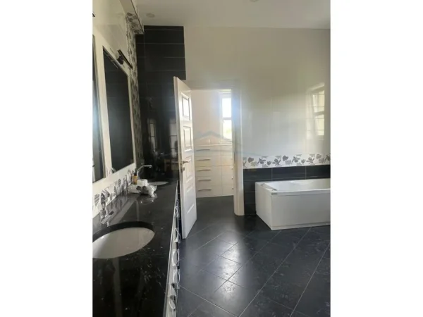 Tirane, jepet me qera Vile 5+1 , 400 m² 5.000 € (Rolling Hills)