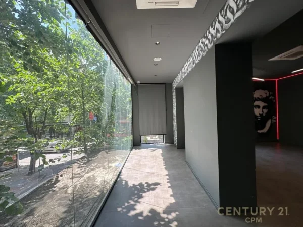 Tirane, jepet me qera ambjent biznesi Kati 1, 100 m² 2.200 € (BLLOKU)