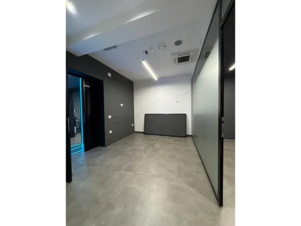 Tirane, jepet me qera ambjent biznesi Kati 1, 100 m² 2.200 € (BLLOKU)