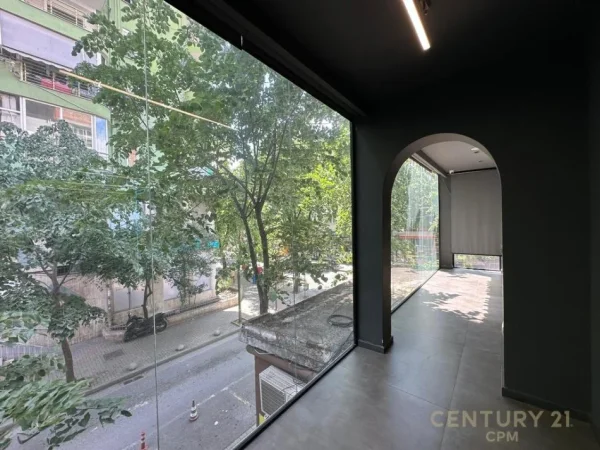 Tirane, jepet me qera ambjent biznesi Kati 1, 100 m² 2.200 € (BLLOKU)