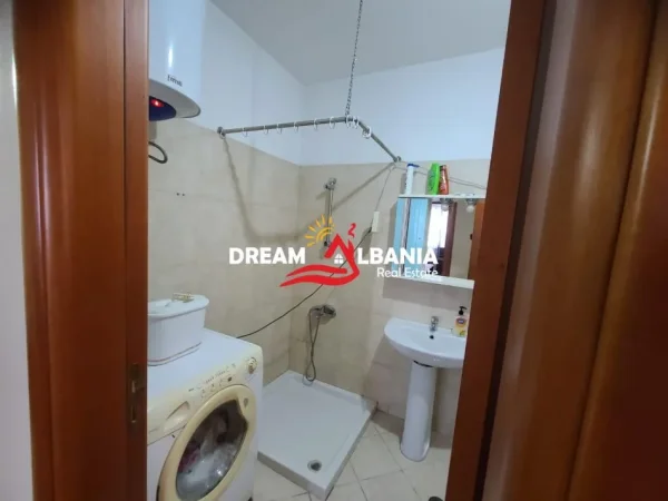 Tirane, jepet me qera apartament 1+1+Ballkon Kati 7, 70 m² 350 € (e Kinostudio - Ne Pallat Te Ri ID 42111317)