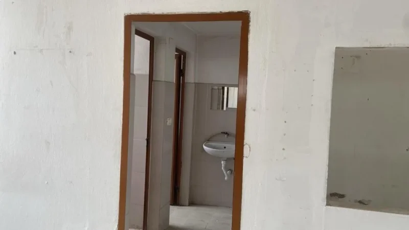 Tirane, shitet dyqan Kati 0, 126 m² 415.800 € (Ndodhet ne rrugen kryesore "Aleksander Moisiu" Cmimi:3300euro m2)