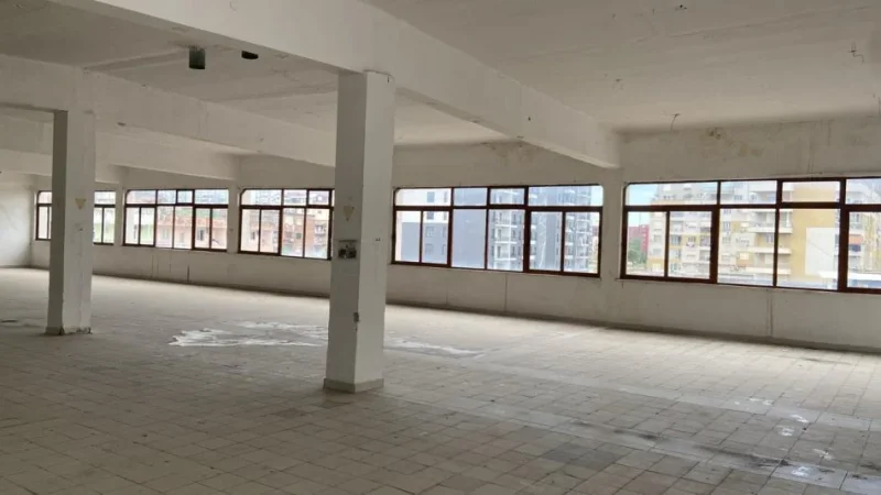 Tirane, shitet dyqan Kati 0, 126 m² 415.800 € (Ndodhet ne rrugen kryesore "Aleksander Moisiu" Cmimi:3300euro m2)