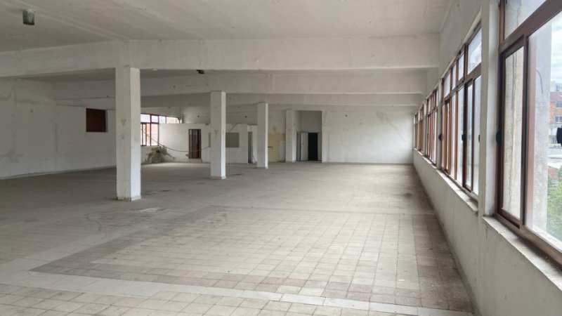 Tirane, shitet dyqan Kati 0, 126 m² 415.800 € (Ndodhet ne rrugen kryesore &quot;Aleksander Moisiu&quot; Cmimi:3300euro m2)