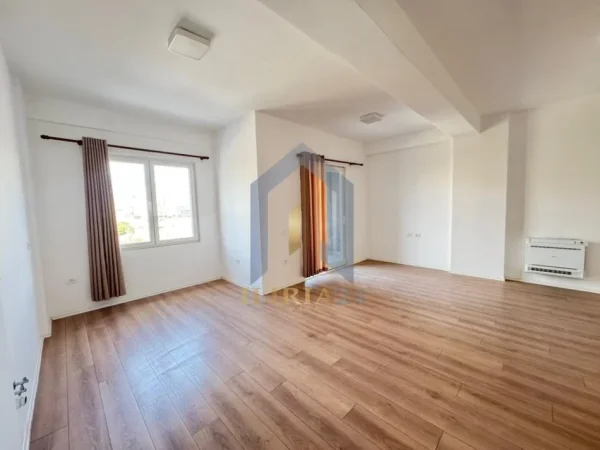 Tirane, jepet me qera zyre Kati 5, 120 m² 650 € (Rruga e Kavajes+ post parkimi i perfshire)