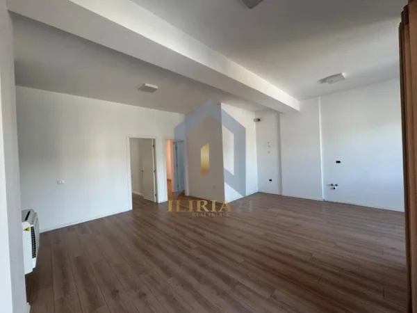 Tirane, jepet me qera zyre Kati 5, 120 m² 650 € (Rruga e Kavajes+ post parkimi i perfshire)