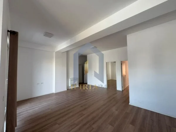 Tirane, jepet me qera zyre Kati 5, 120 m² 650 € (Rruga e Kavajes+ post parkimi i perfshire)