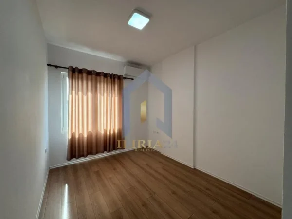 Tirane, jepet me qera zyre Kati 5, 120 m² 650 € (Rruga e Kavajes+ post parkimi i perfshire)