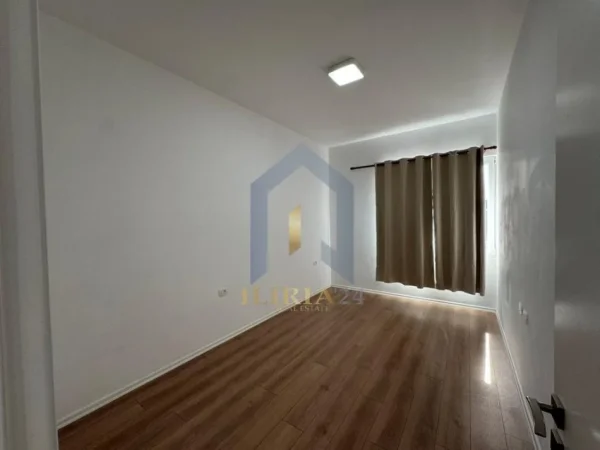 Tirane, jepet me qera zyre Kati 5, 120 m² 650 € (Rruga e Kavajes+ post parkimi i perfshire)