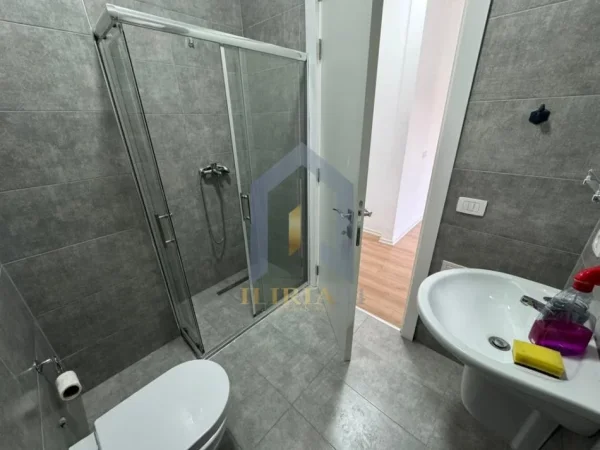 Tirane, jepet me qera zyre Kati 5, 120 m² 650 € (Rruga e Kavajes+ post parkimi i perfshire)