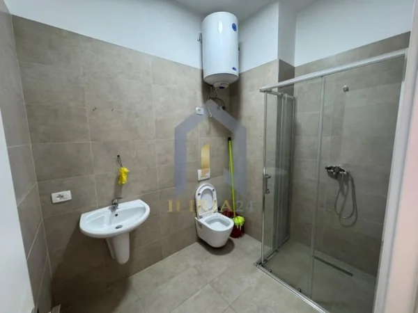 Tirane, jepet me qera zyre Kati 5, 120 m² 650 € (Rruga e Kavajes+ post parkimi i perfshire)