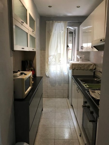 Tirane, jepet me qera apartament 2+1 Kati 1, 80 m² 600 € (Pazari i Ri)