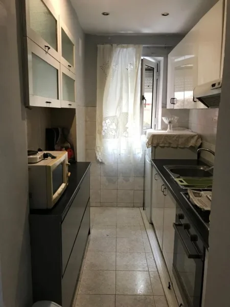 Tirane, jepet me qera apartament 2+1 Kati 1, 80 m² 600 € (Pazari i Ri)