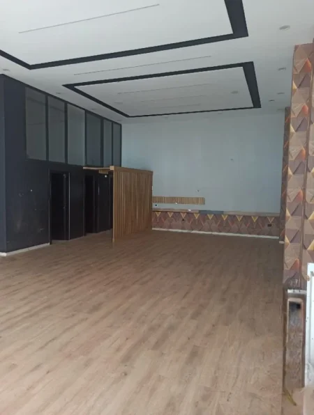 Tirane, jepet me qera ambjent biznesi , 96 m² 700 € (5 Maji)