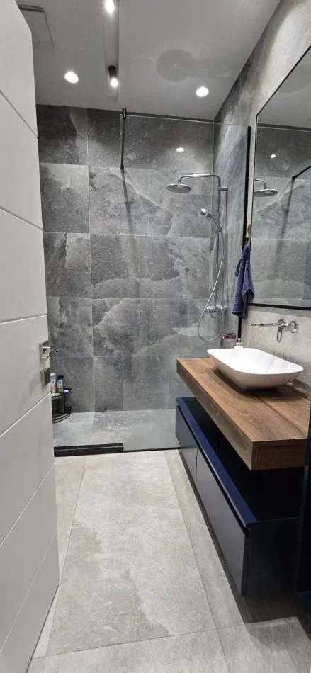 Tirane, jepet me qera apartament 1+1+Ballkon Kati 8, 70 m² 800 € (Rruga e Kvajes)