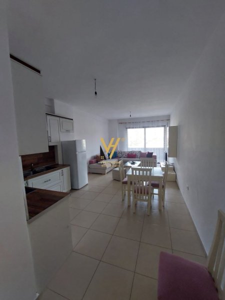 Tirane, jepet me qera apartament 2+1+Ballkon Kati 4, 118 m² 500 € (UNAZA E RE)