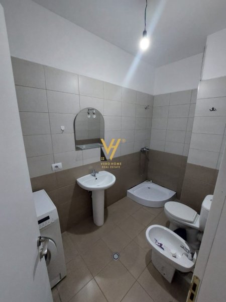 Tirane, jepet me qera apartament 2+1+Ballkon Kati 4, 118 m² 500 € (UNAZA E RE)