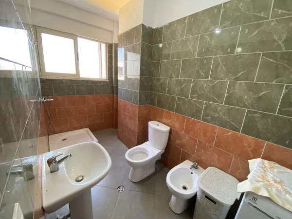 Tirane, jepet me qera apartament 2+1 Kati 4, 110 m² 370 € (Kinostudio)