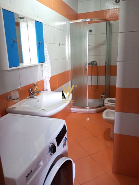 Tirane, jepet me qera apartament 1+1+Ballkon Kati 5, 75 m² 530 € (RRUGA JORDAN MISJA)