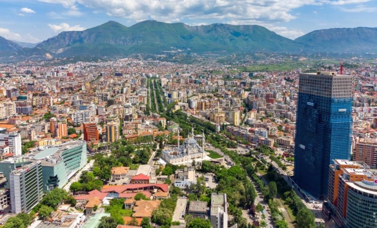 Tirane, jepet me qera apartament 3+1 Kati 3, 150 m² 500 € (Brryli)