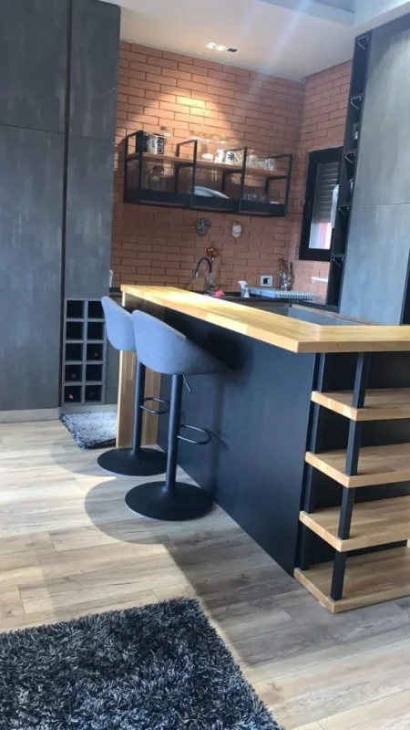 Tirane, jepet me qera apartament 1+1+Ballkon Kati 4, 92 m² 900 € (liqeni i thate)