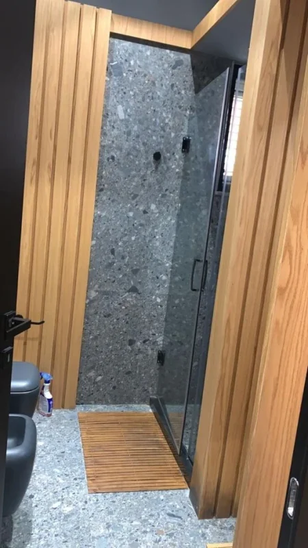 Tirane, jepet me qera apartament 1+1+Ballkon Kati 4, 92 m² 900 € (liqeni i thate)