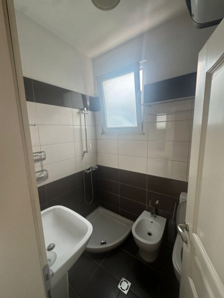 Tirane, jepet me qera garsonier Kati 3, 30 m² 370 € (5 MAJI)