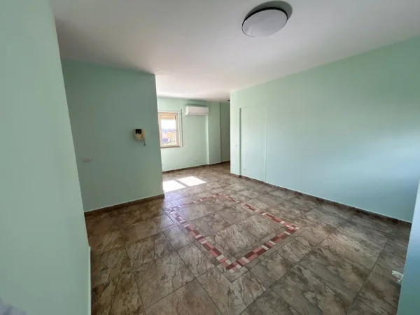 Tirane, jepet me qera ambjent biznesi Kati 2, 90 m² 600 € (Mine Peza)