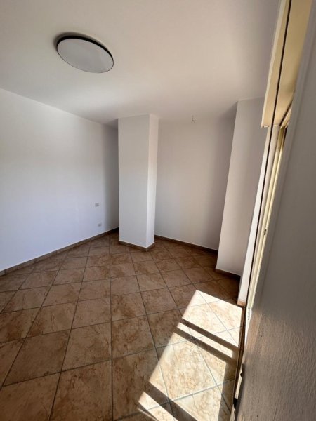 Tirane, jepet me qera ambjent biznesi Kati 2, 90 m² 600 € (Mine Peza)