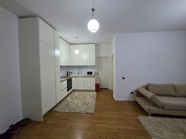 Tirane, jepet me qera apartament 1+1+Ballkon Kati 3, 90 m² 600 € (Prane Radisson Liqeni i Thate)