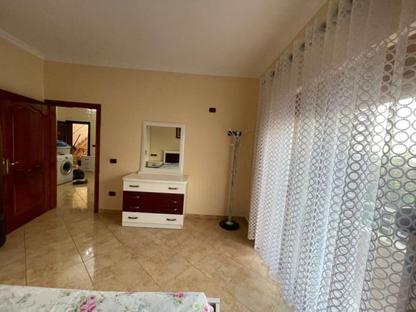 Tirane, jepet me qera apartament 2+1+Aneks+Ballkon Kati 2, 126 m² 400 € (Fresk)