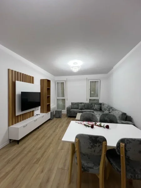 Tirane, jepet me qera apartament 2+1+Ballkon Kati 3, 94 m² 450 € (Gryka Kacanikut Univers City I Sapomobiluar)