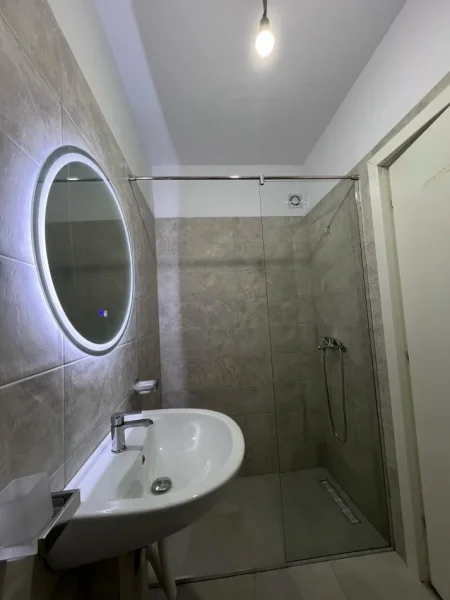 Tirane, jepet me qera apartament 2+1+Ballkon Kati 3, 94 m² 450 € (Gryka Kacanikut Univers City I Sapomobiluar)