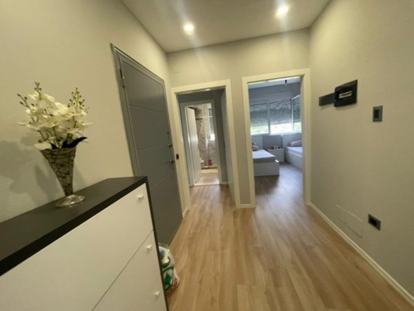 Tirane, shitet 2+1+Ballkon Kati 3, 97 m² 129.000 € (Rruga Loni Ligori)