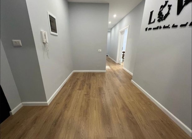 Tirane, jepet me qera apartament duplex 2+1+Ballkon , 100 m² 800 € 