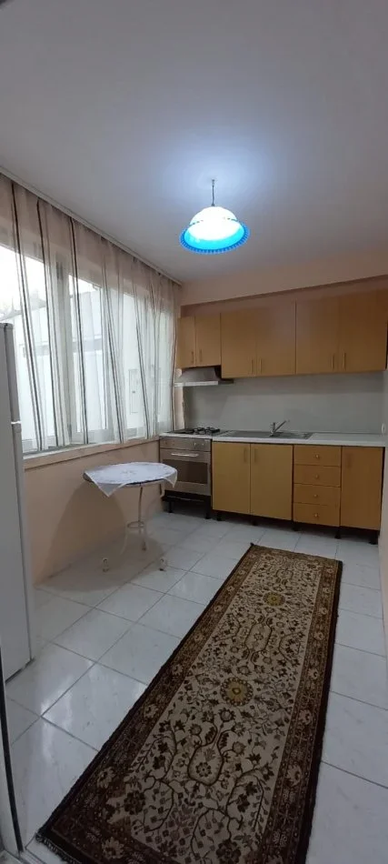 Tirane, jepet me qera apartament 1+1 Kati 1, 400 € (Prane Postes Selite)