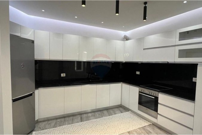 Tirane, shitet apartament 2+1+Ballkon Kati 7, 85 m² 130.000 € (loni ligori)