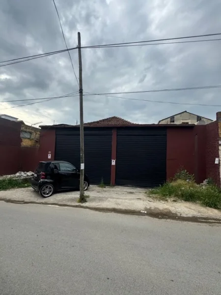 Tirane, jepet me qera garazh | vend parkimi Kati 0, 100 m² 150 € (Rruga Dhimiter Kamarda)