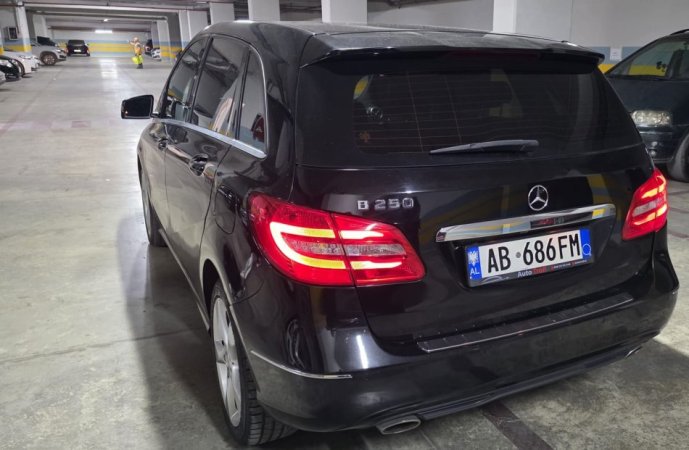 Tirane, shes makine Benz