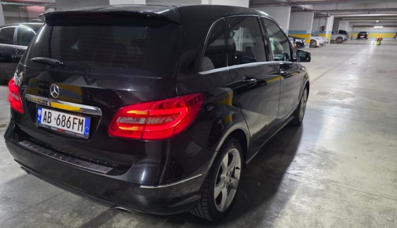 Tirane, shes makine Benz