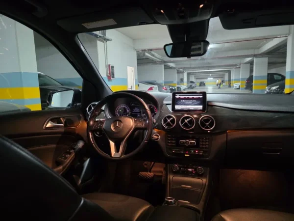 Tirane, shes makine Benz