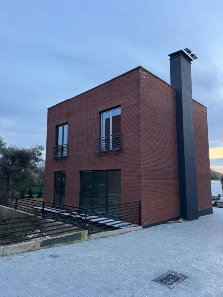 Tirane, shitet Vile 4+1 Kati 2, 225 m² 450.000 € (Farke, prane "Shkolla 9-vjeçare Farkë e Vogël")