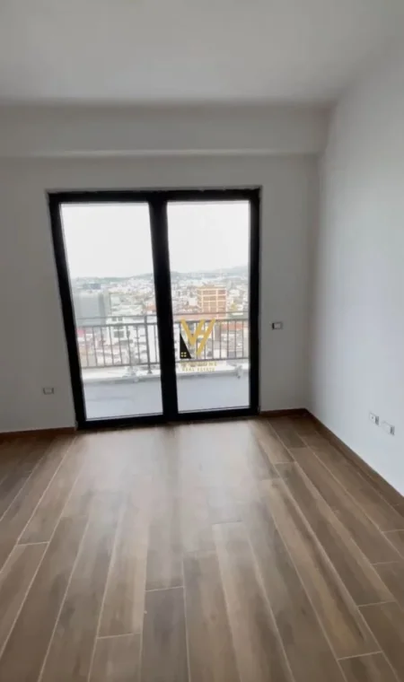 Tirane, jepet me qera zyre Kati 8, 110 m² 550 € (KOMPLEKSI ARLIS)