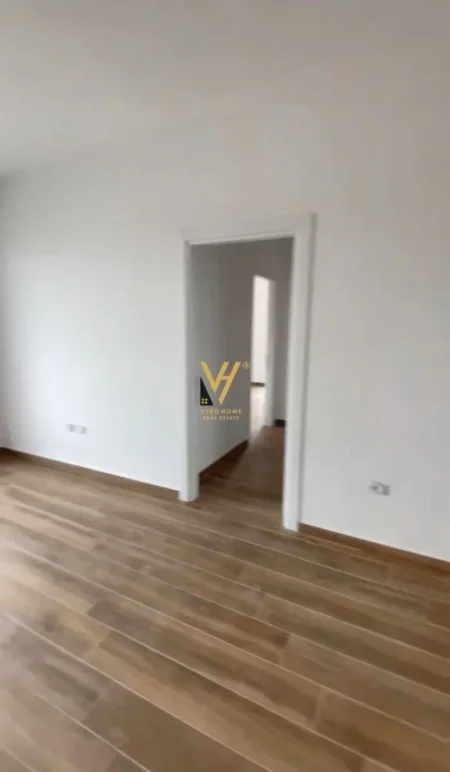 Tirane, jepet me qera zyre Kati 8, 110 m² 550 € (KOMPLEKSI ARLIS)