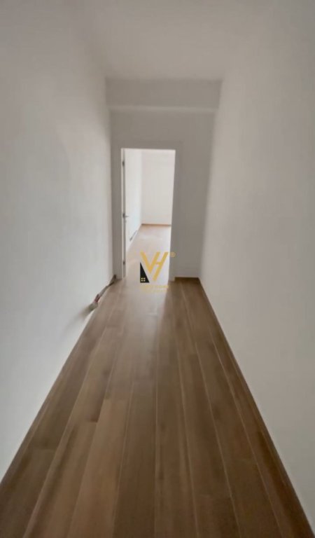 Tirane, jepet me qera zyre Kati 8, 110 m² 550 € (KOMPLEKSI ARLIS)